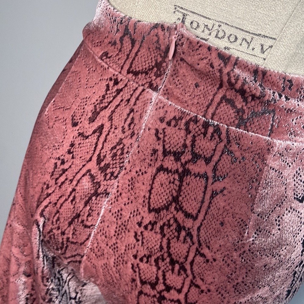 Fashion Nova M Pink Black SnakeSkin ‘Velvet’ Feel Wide Leg Pants Zip Up - Picture 7 of 8